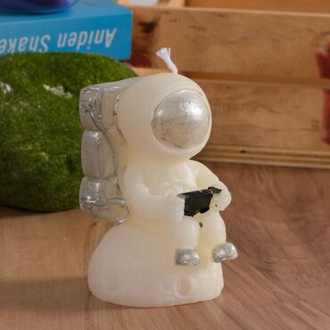 Myros - Astronaut with Bag Shaped Candle